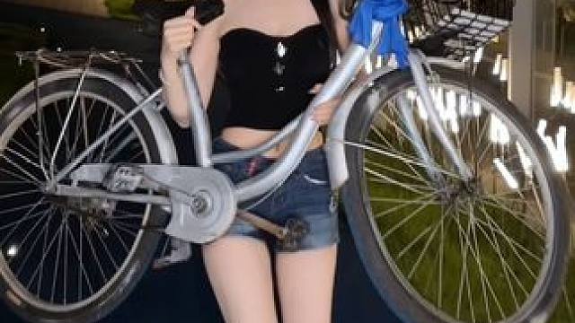 扛起自行车就跑