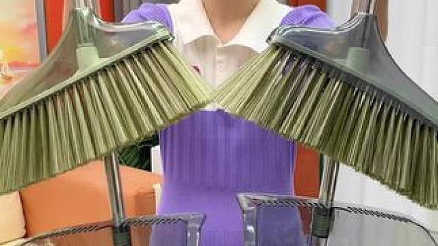 扫地就用这款加长加厚耐用透明扫把簸箕，软毛的不沾头发，还能站立，打扫卫生方便多了#扫把  #打扫卫生