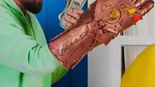 美女去商场被保安阻拦，结果一招机智化解尴尬！