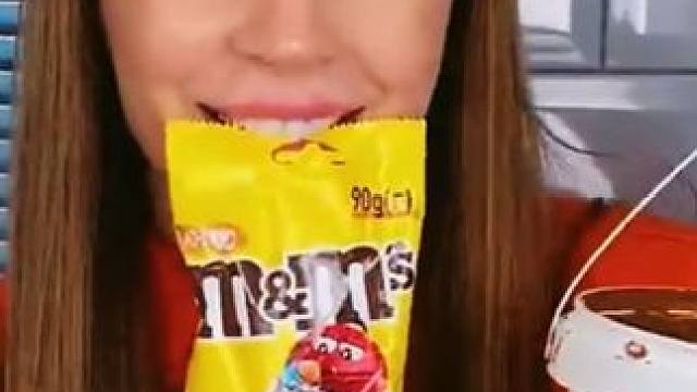 在香蕉上面涂满巧克力酱，这吃法简直太秀了！