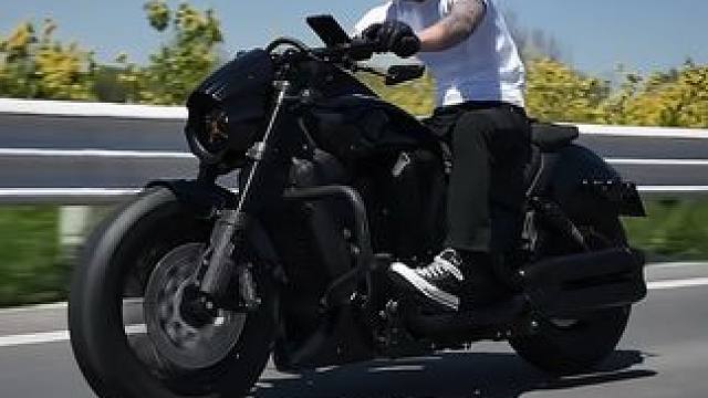 音量开到最大，感受V型四缸原厂声浪，骑车就为了听个声
#创作灵感 #每个男人都有一个机车梦 #机车 