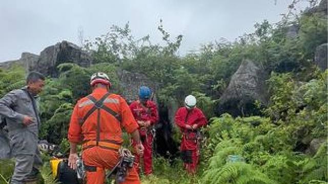 探秘十里坪豹子坑，据说这个坑深不见底#户外 #探险 #洞穴探险 #专业动作请勿模仿