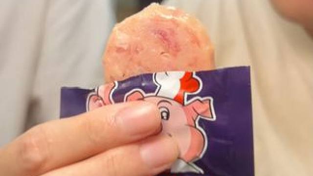 添加了85%的#黑猪肉 ，猪肉味浓郁，饿了馋了来一包巨满足#午餐肉 #零食推荐