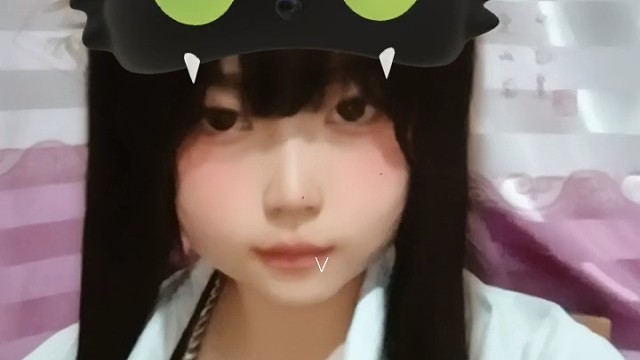 手牵手，走过的每一步都留下深深的印记