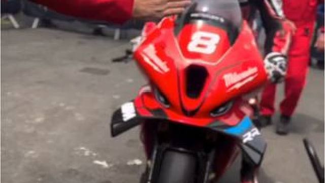 2024曼岛tt赛 最近两年才加入曼岛tt赛的戴维·托德，今年分别在超级摩托tt赛和高级tt赛中得冠