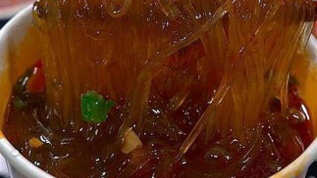 一个人在家不想做饭了，就泡一桶酸辣粉吃吃吧，嗦一口粉再喝一口汤，满足感爆棚#妈呀太香了 #超便宜超划