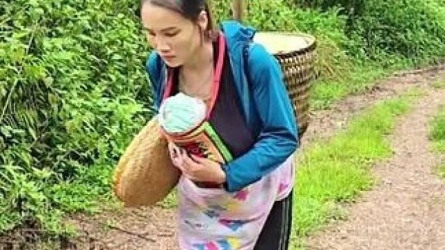 阿萍今天挨家挨户的卖瓜，下雨天的太不容易了#野外生存 #国外生活 #单亲妈妈