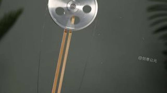 没想到靠一杯热水提供能量就能不停转动，这就是传说中神奇记忆金属#物理启蒙 #科学小实验