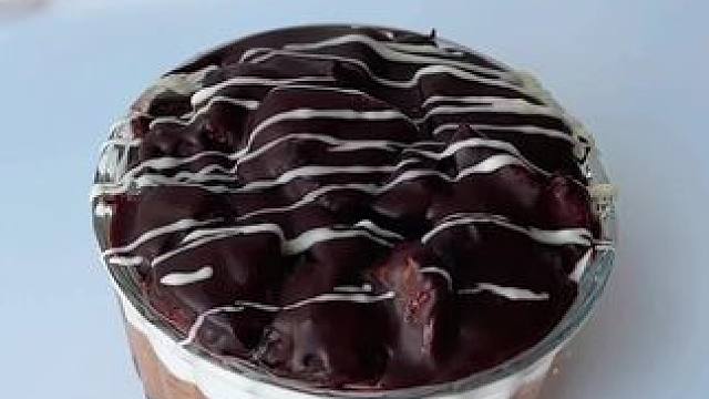 草莓巧克力脆皮酸奶燕麦杯#希腊酸奶  #酸奶燕麦 #饱腹感超强的早餐 #低卡低脂餐 #我的厨房日记