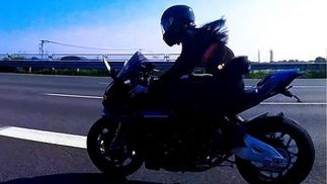 帅吗，不帅我再换一辆 #R1M