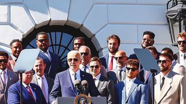 超级碗冠军球队堪萨斯酋长队又来到白宫做客啦#美式橄榄球 #酋长队 #马霍姆斯 #凯尔希 #NFL星计