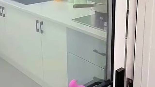 厨房灶台边容易藏污纳垢，贴上#铝箔胶带  没有缝隙好清理，水池边也可以贴#防油贴纸  #厨房好物  