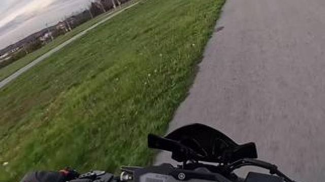 年轻就是好  倒地就睡#安全拍摄路段请勿模仿 #专业动作请勿模仿 #机车