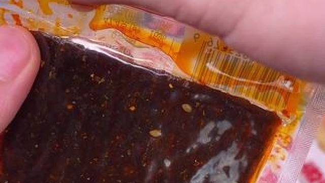 麻麻辣辣的臭干子，还是小时候的味道就真的很好吃#零食推荐 #无辣不欢 #开袋即食 #辣条 #追剧小零