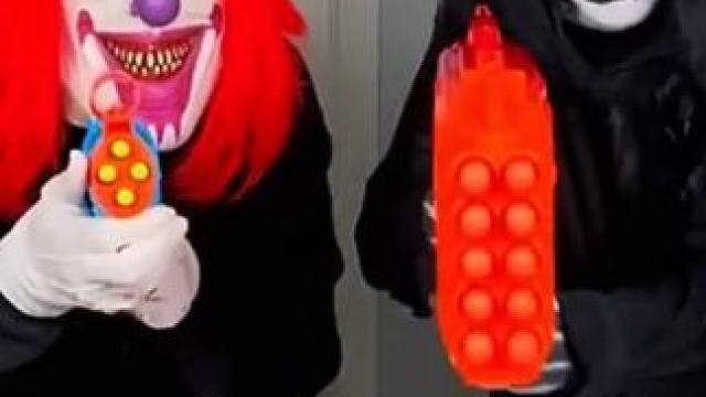 小怪物和同伴大战恶人，这武器可真先进啊！