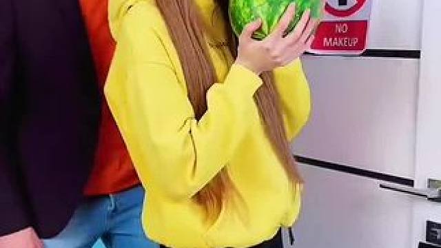 把化妆品放西瓜里面，结局让人万万没想到！ #看一遍笑一遍 #万万没想到 #意想不到的结局 #这操作都