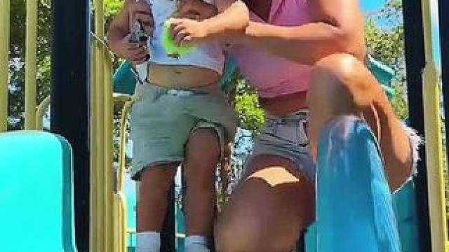 男孩玩滑梯被老妈阻拦，老爸一招机智化解！ #看一遍笑一遍 #意想不到的结局 #万万没想到 #沙雕老外