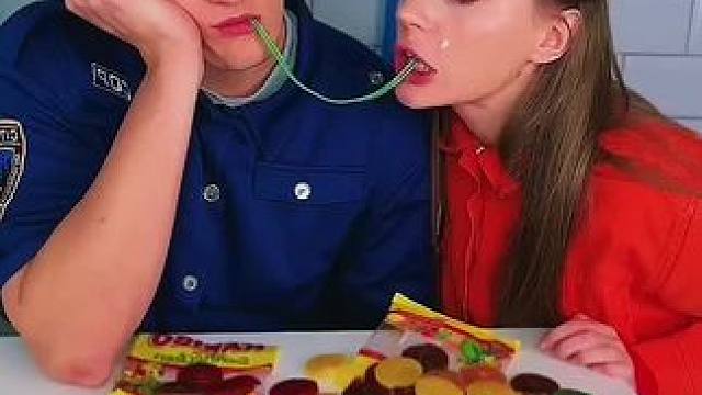 偷吃保安软糖毫无察觉，这胆子简直太大了！ #看一遍笑一遍 #意想不到的结局 #万万没想到 #这操作都