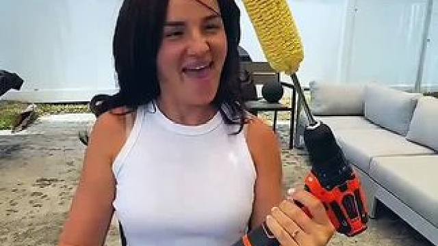 美女用电钻辅助吃玉米，这操作简直太牛了！ #看一遍笑一遍 #意想不到的结局 #这操作都看傻了 #沙雕