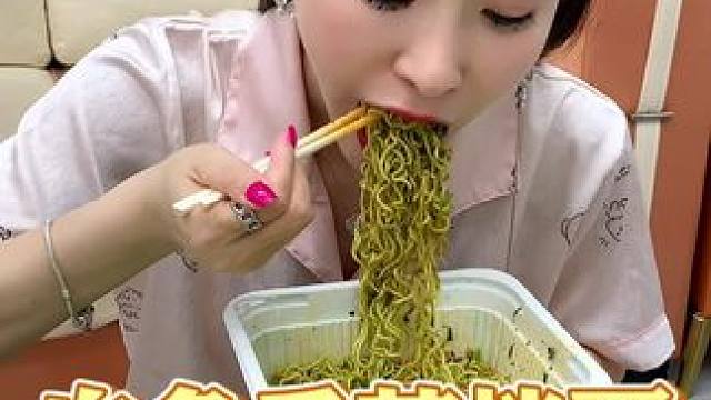 白象家又又又又出新品了，香菜党有口福了!#香菜  #白象香菜方便面  #谁懂这一口的好吃程度  #好
