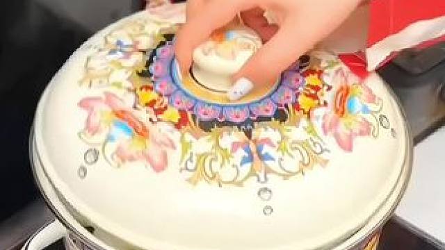 三全风味小笼包也来卷了!这价到手6袋96个！个头大，皮薄馅料多，鲜嫩多汁!煎着吃蒸着吃都好吃！当做早