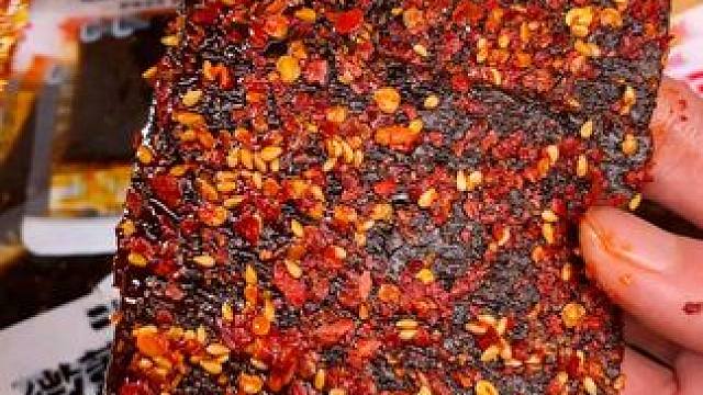 上班同事给的辣条，真的馋哭我了，虽然叫臭干子，但闻起来好香#辣条 #零食推荐 #妈呀太香了 #好吃到