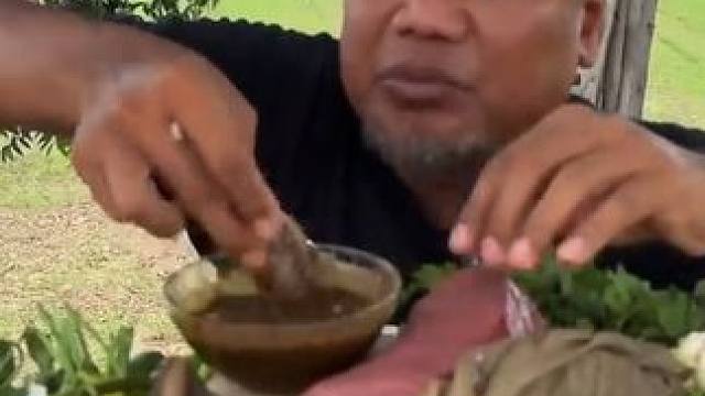 猪杂刺身拼盘，有哪位老铁尝试过，真的是太美味了 #户外美食 #咀嚼声 #咀嚼音解压 #刺身美食 #太