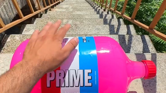 楼梯滚瓶子爆破解压时刻