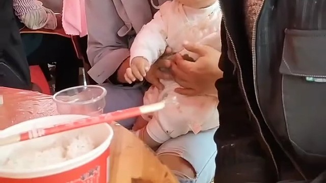 宝宝心想：这人的脸真长