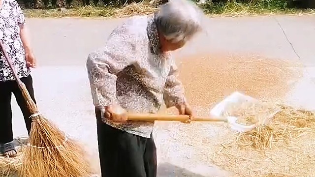 九十二岁奶奶干活