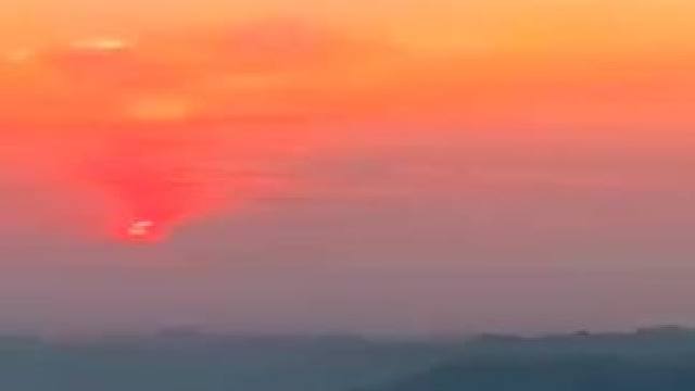 #总有日出和云海值得奔赴 #清晨第一缕阳光 #日出 #永恒的晚霞 #山顶的风景你值得一看