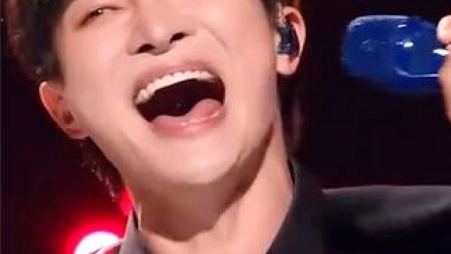 千万别和“音色流氓”大合唱！一群人都压不住，轻松盖过全场！ #周深 #孙楠 #刘惜君 #大合唱 #音