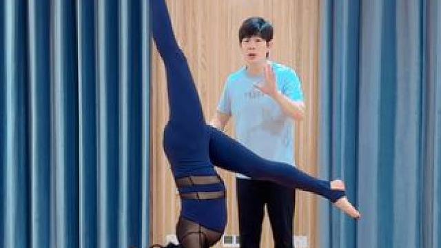 练瑜伽倒立还是有点技巧的，需要可以保存起来，有空练习。#倒立 #瑜伽 #瑜伽教学