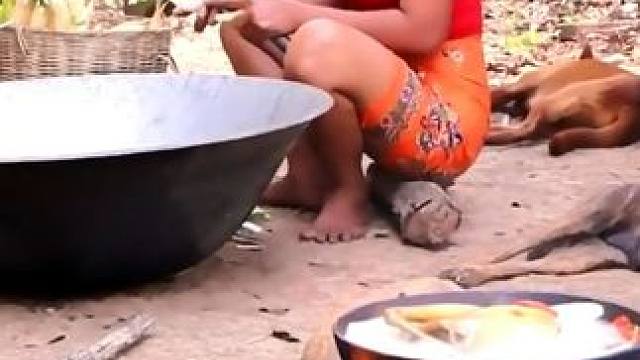 现在在泥里抓鱼吃——烤鱼加辣椒 现在在泥里抓鱼吃——烤鱼加辣椒#原始美味 #大自然的馈赠 #谁懂这一