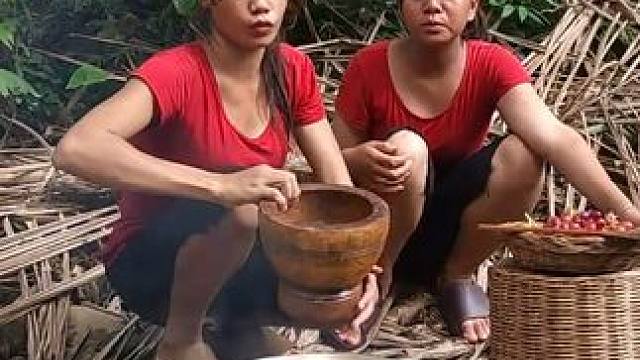 在河里用神奇的手抓鱼，用辣椒烹饪鱼 #原生态乡村生活 #来自远山深处的生活 #感受大自然的气息和美景