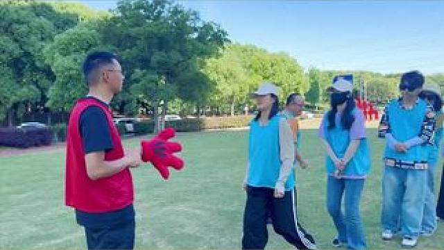 指东向西 #指东向西 动作相反，错误或者反应慢都要绕一圈，看那个组最先打通关#接亲游戏#趣味团建#团