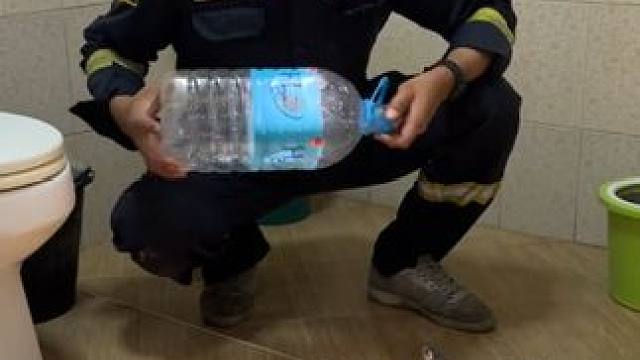 泰国消防员上门处置险情 #专业操作请勿模仿 #野生动物零距离 #奇妙