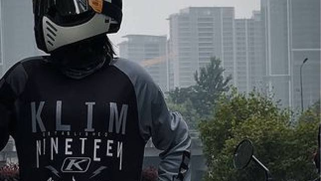 上班好累啊… 有时候觉得坐在我的摩托车旁边光看看就已经很满足了…#摩托车 #高金gk1200穿越版