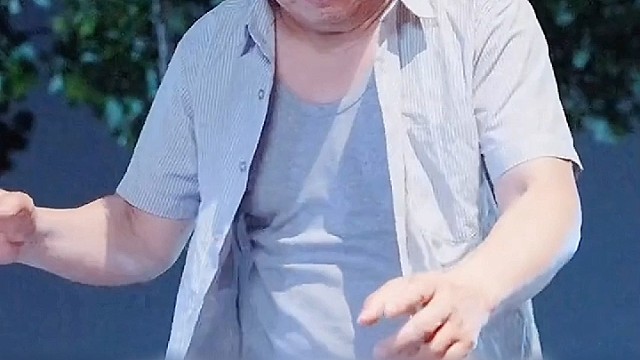 可怜的小女孩竟被扔进垃圾堆！