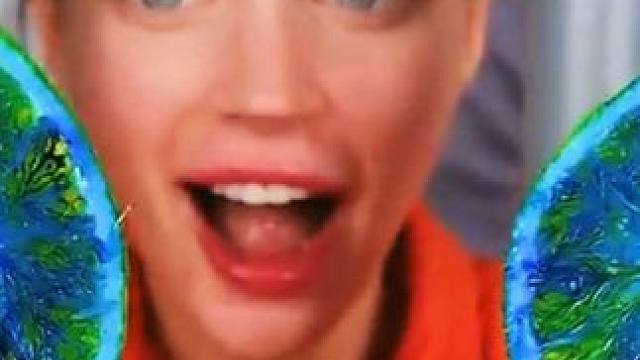 在橙子里面注射饮料，没想到居然变颜色了！