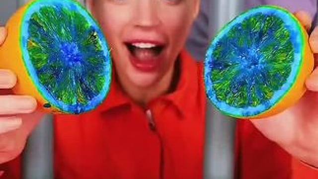 在橙子里面注射饮料，没想到居然变颜色了！ #看一遍笑一遍 #意想不到的结局 #万万没想到 #沙雕老外