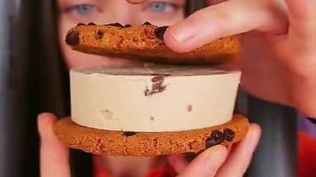 雪糕加饼干的奇葩吃法，这操作简直太牛了！ #看一遍笑一遍 #万万没想到 #意想不到的结局 #沙雕老外