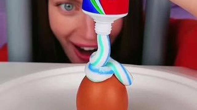 在鸡蛋上面涂满牙膏，结局让人万万想不到！#看一遍笑一遍 #意想不到的结局 #万万没想到 #沙雕老外 