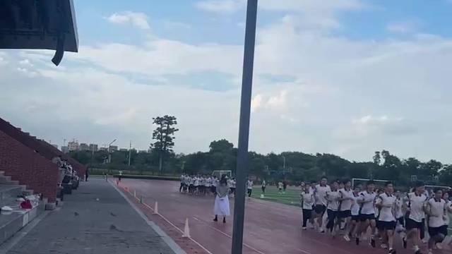 一群小屁孩.又跑操罗