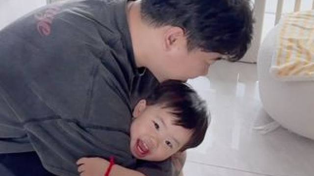 和你一起长大就是爸爸妈妈最幸福的事❤️ #亲子时光 #我们陪你长大 #4am小海 #夫妻日常 #撸娃