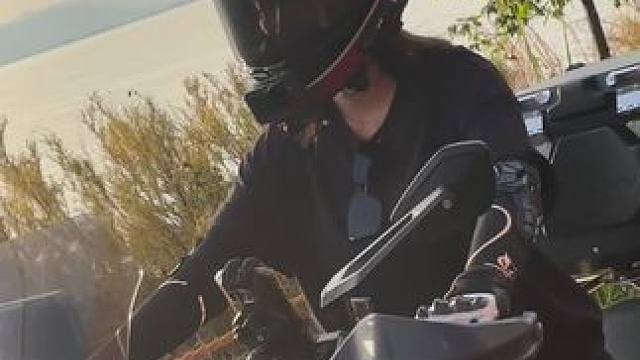 不会真的有人觉得花三四万买的小小汽车能比摩托更能带来快乐吧！#摩托车 #女骑 #风和自由 #摩旅摩旅