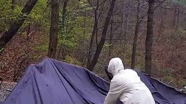 放松解压，大雨中在大山营地搭充气帐篷舒适露营#户外露营