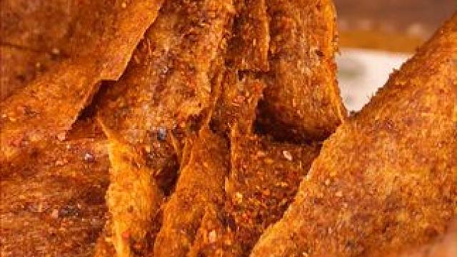 能吃辣的一定要试试这个手撕大辣片，越吃越辣，越辣越好吃！#大辣片 #追剧小零食 #辣条