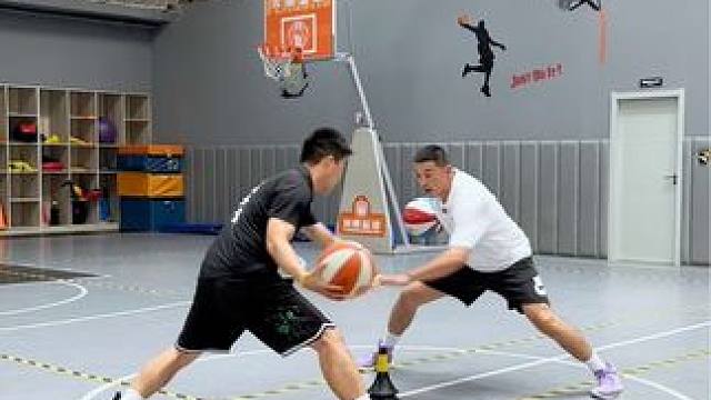 #篮球 #日常训练 #一分钟干货教学 
两人组互动运球练习
｜坠步突破提前拉回
｜坠步突破后胯下拉回