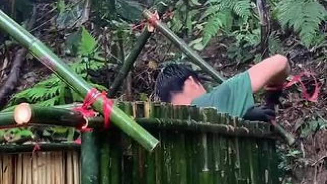 大雨中建造竹屋露营庇护所 #荒野建造 #野外建造 #庇护所